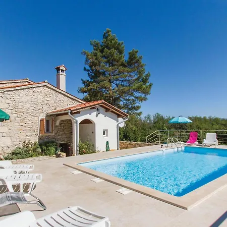 Pet Friendly In Martinjski With Kitchen